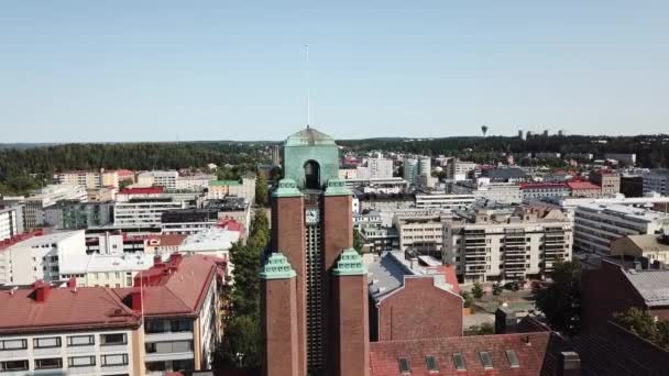 フィンランド ラハティ市役所の塔の空中写真 — ストック動画