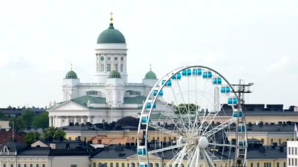 Helsingfors Augusti 2019 Förgrunden Pariserhjul Och Bakgrunden Helsingfors Domkyrka Mest — Stockvideo