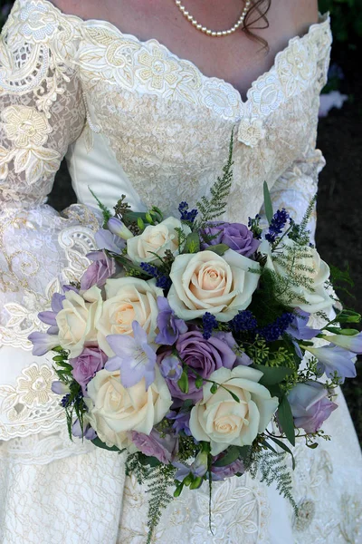 Svatební šaty a svatební kytice Stock Fotografie