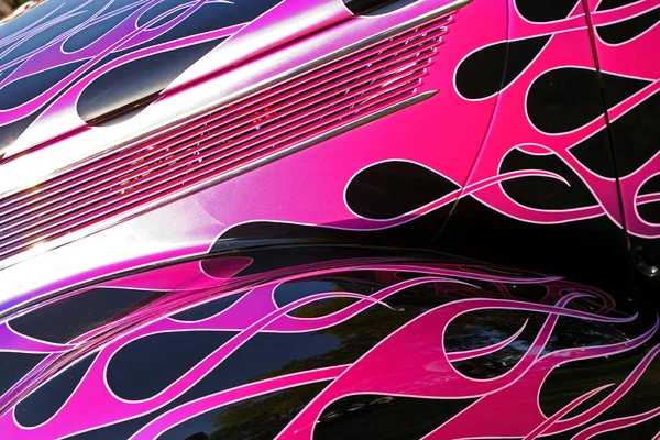 Hot rod hood pembe alevler ile — Stok fotoğraf