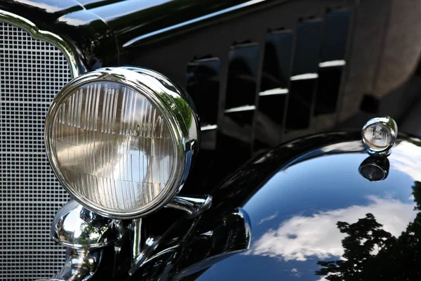 Eski model siyah araba kafa ışık — Stok fotoğraf