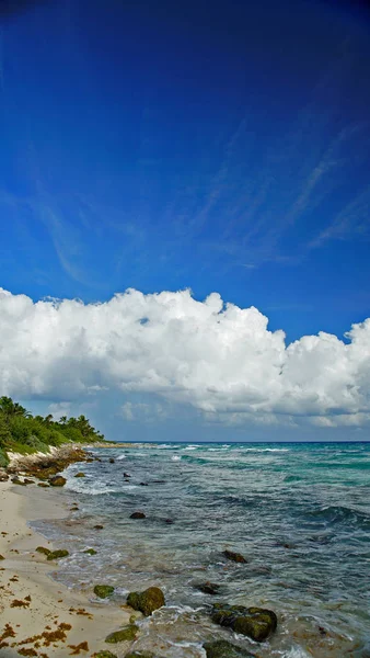 Cancun Meksika okyanus ve mavi gökyüzü
