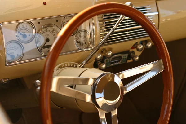 Primer plano de un volante y un salpicadero de coches antiguos Imágenes de stock libres de derechos