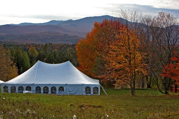山中のバーモント州の結婚式のテント ロイヤリティフリーのストック写真