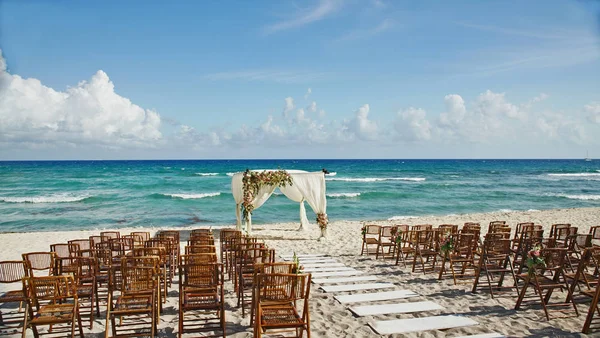 メキシコ、カンクンの海で結婚式 ストック画像