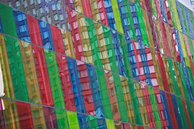 Montreal'de binasında renkli cam pencere