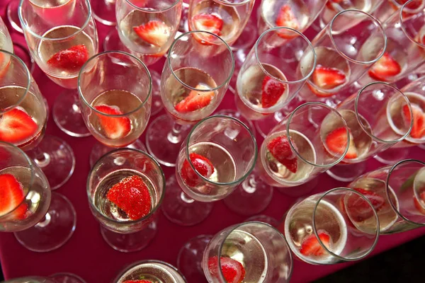 Copas de champán llenas de fresas —  Fotos de Stock
