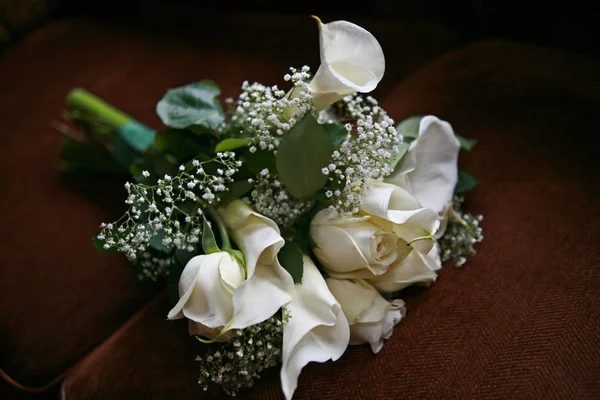 Wedding bouquet with white roses — Stock Photo, Image