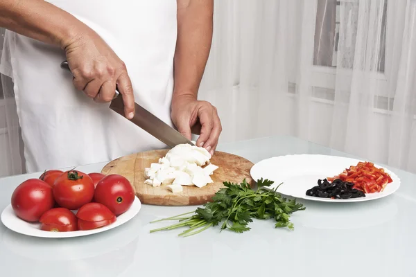 Mozzarella in Stücke schneiden. — Stockfoto