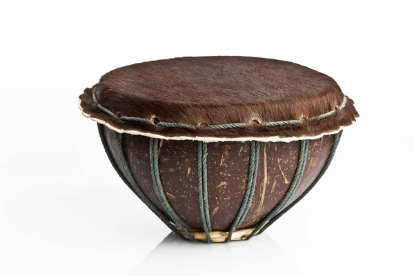Afrikansk trumma isolerade på vit bakgrund — Stockfoto