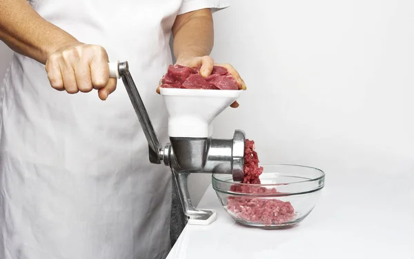 肉挽き器を使用してみじん切りを取得 — ストック写真