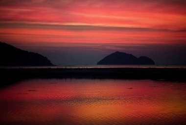 Gün batımından önce ada deniz scape