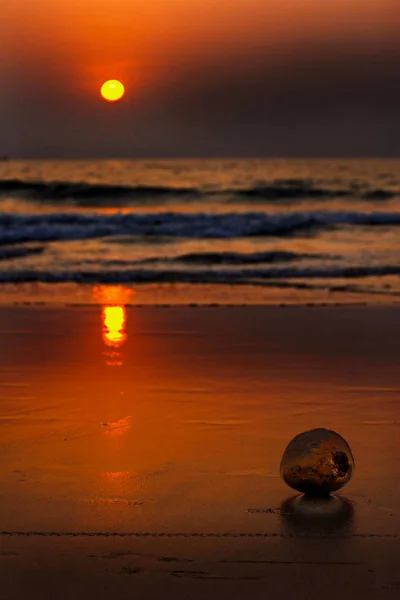 Θαλασσογραφία με νησί πριν το ηλιοβασίλεμα — Φωτογραφία Αρχείου