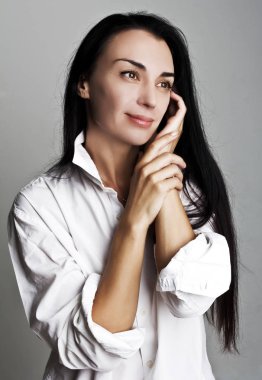 Güzel esmer kadın