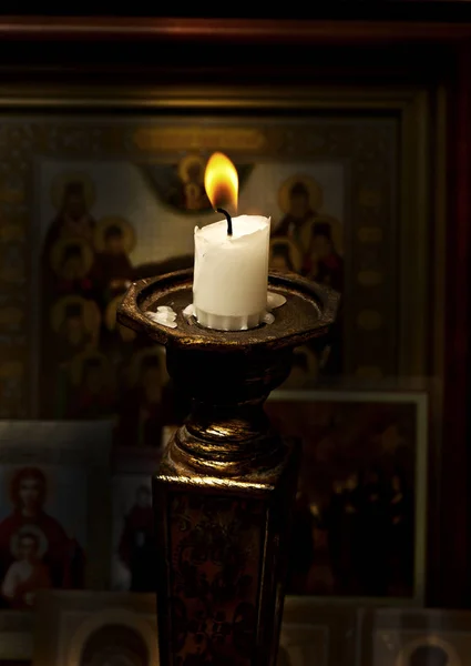 Hořící svíčka v kostele — Stock fotografie