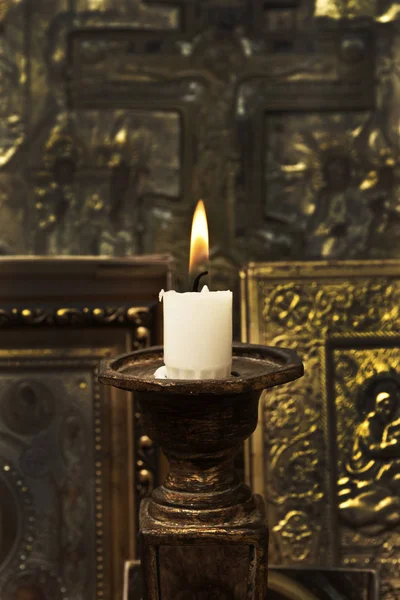 Горящая свеча в церкви — стоковое фото