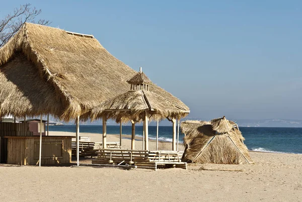 Пляжная хижина на болгарском пляже — стоковое фото