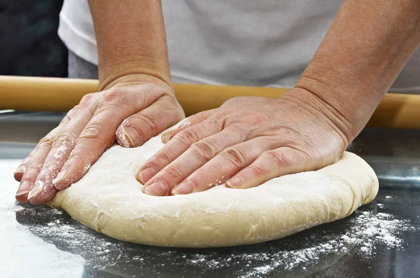 Femme Mains préparant la pâte — Photo