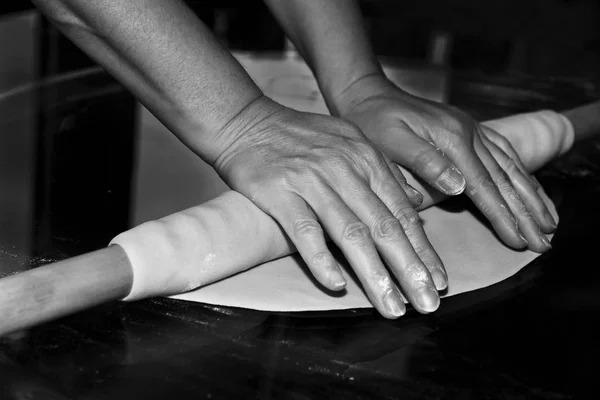 Žena ruce příprava těsta — Stock fotografie