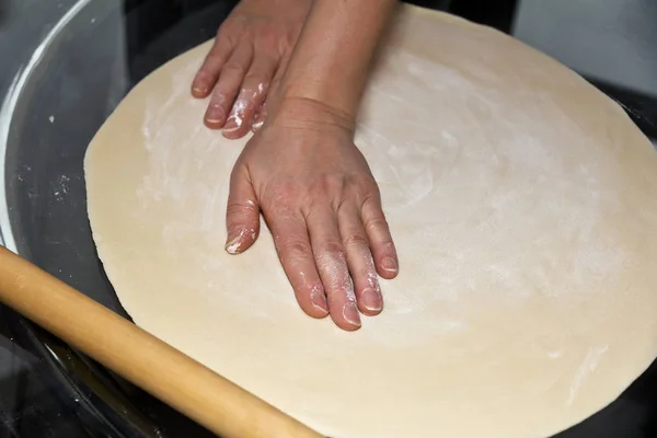 Mãos de mulher preparando massa — Fotografia de Stock