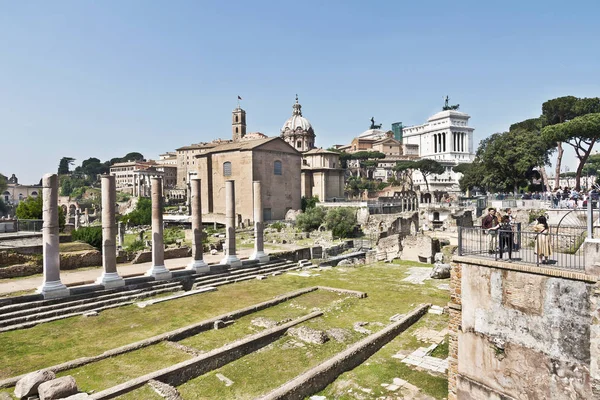 Berühmtes antikes römisches forum, rom, italien — Stockfoto