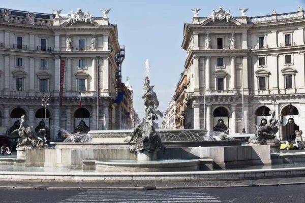 Brunnen der Naiven auf der Piazza della repubblica — Stockfoto