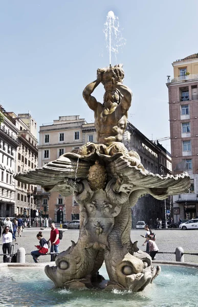 Tritonbrunnen in piazza barberini in rom, italien — Stockfoto
