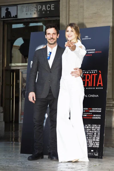 Nicoletta Romanoff a Francesco Montanari zúčastnit "Le Verità" Phorocall v Římě Royalty Free Stock Fotografie