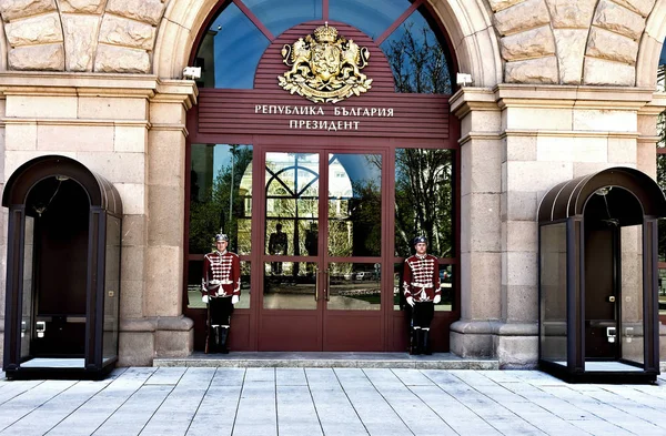 荣誉卫兵站在前面的总统的办公室的门. — 图库照片