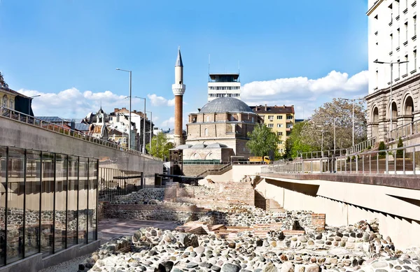 Mezquita Banya Bashi y ruinas de la antigua Serdica, Sofía, Bulgaria . —  Fotos de Stock