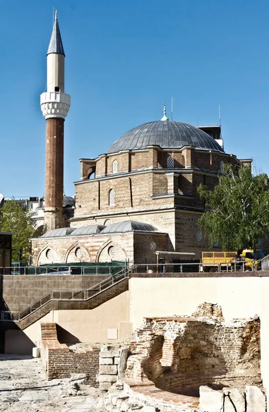 Mezquita Banya Bashi y ruinas de la antigua Serdica, Sofía, Bulgaria . —  Fotos de Stock