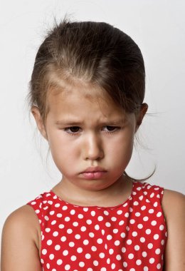 Kırık bardak ile sinirli küçük kız