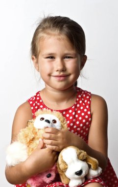  Güzel küçük bir kız ile bir yumuşak oyuncaklar