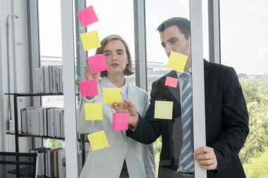 Kafkasyalı genç bir iş çifti planlarından bahsediyor.