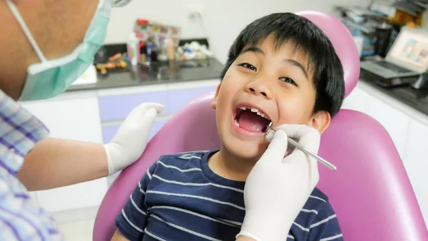 The Asian boy feel relax when the dentist check up his oral 로열티 프리 스톡 이미지