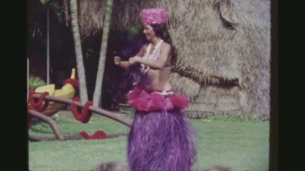 usa, hawaii, honolulu april 1977. drei schusssequenzen lächelnder weiblicher hula-tänzerinnen in farbenfrohen traditionellen kodak-hula-shows.