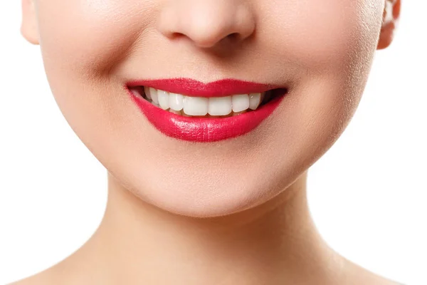 Das Lächeln einer jungen Frau mit perfekt weißen Zähnen. Nahaufnahme isoliert auf weiß — Stockfoto
