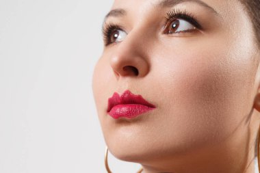 Ahtapot dudaklı. Şeytanın dudakları. Güzellik trendi. Beyaz bir kadının güzel portresi.