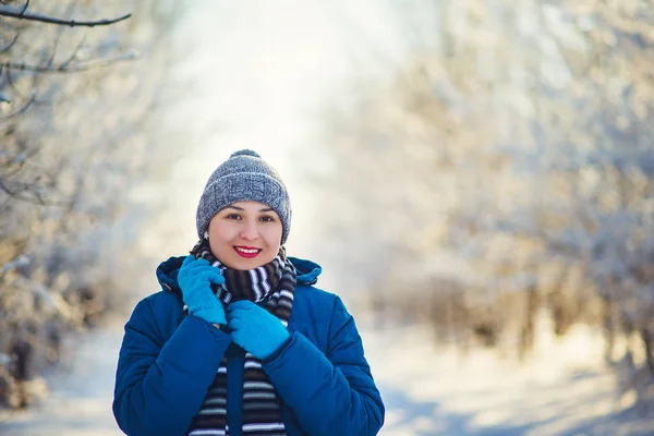 Портрет молодой счастливой девушки в зимней одежде — стоковое фото