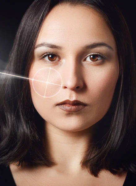 一个面颊上有激光束的女人的美丽画像。 激光皮肤更新的概念，高科技化妆品工艺 — 图库照片