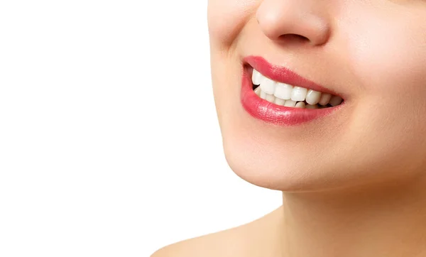 Sonrisa Una Joven Con Dientes Blancos Perfectos Primer Plano Aislado — Foto de Stock