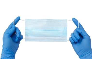 Beyaz arka planda izole edilmiş koruyucu yüz maskesi tutan tıbbi eldivenli kadınlar. Coronavirus koruma kavramı