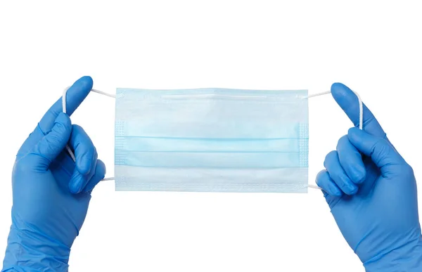 Beyaz arka planda izole edilmiş koruyucu yüz maskesi tutan tıbbi eldivenli kadınlar. Coronavirus koruma kavramı