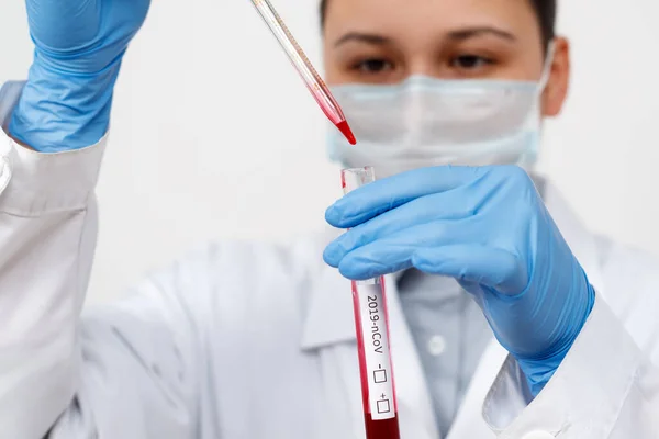 Epidemiyoloji uzmanı koronavirüs için kan testi yaptırıyor. Salgın Coronavirus 2019-ncov, Covid-19