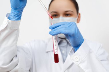 Epidemiyoloji uzmanı koronavirüs için kan testi yaptırıyor. Salgın Coronavirus 2019-ncov, Covid-19