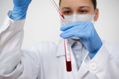 Epidemiyoloji uzmanı koronavirüs için kan testi yaptırıyor. Salgın Coronavirus 2019-ncov, Covid-19