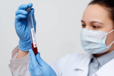 Epidemiyoloji uzmanı koronavirüs için kan testi yaptırıyor. Salgın Coronavirus 2019-ncov, Covid-19