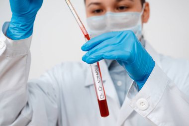 Coronavirus Covid 19, Coronavirus Covid 19 araştırma laboratuarı Coronavirus Covid-19 aşı araştırma laboratuarındaki doktor biyolojik tehlike koruma giysisinin örnek tüpünden enfekte olmuş kan örneği.
