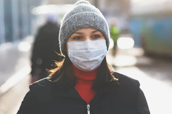 Junge Europäerin Einer Medizinischen Einmalmaske Auf Der Straße Der Stadt — Stockfoto