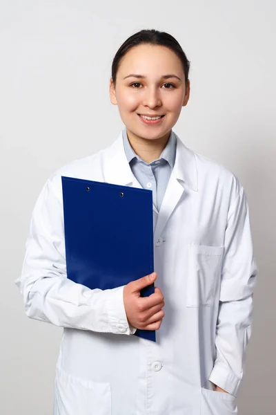 Портрет Жінки Медика Молодий Лікар Буфера Білому Тлі — стокове фото